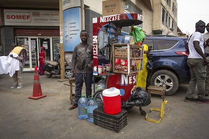 “Estoy encantado. Me compré el carrito la semana pasada y me va fenomenal. Estar en medio del mercado de Sandaga ha sido un acierto”, comenta satisfecho Amadou Sadio Diallo. Él viene de Guinea Conakri y está estrenando su puesto de Nescafé en uno de los mercados más concurridos de la capital senegalesa. Además de café y leche, vende galletas dulces y saladas, agua, zumos, caramelos, chicles y tarjetas de recarga para teléfonos móviles.