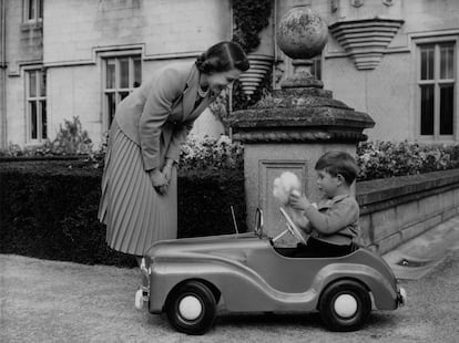 Isabel II, el 28 de septiembre de 1952, con su hijo Carlos en el castillo de Balmoral. 