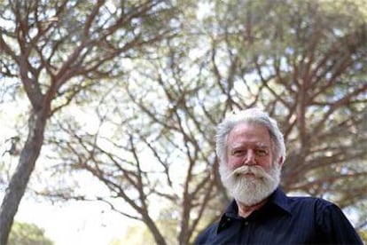 James Turrell, en el Museo de Montenmedio y en el lugar que ha elegido para su proyecto.