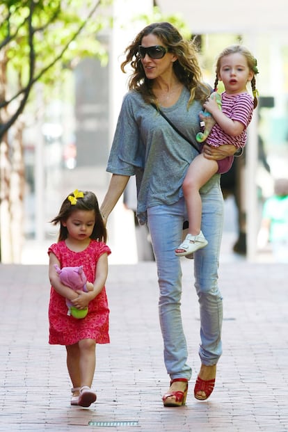 La actriz Sarah Jessica Parker con sus gemelas Tabitha y Marion Broderick paseando por las calles de Nueva York.