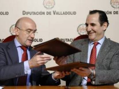 El presidente de la Diputación de Valladolid, Jesús Julio Carnero (i), y el presidente de Iberaval, José Rolando Álvarez, durante la firma del convenio.