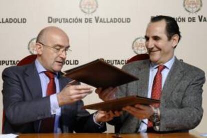 El presidente de la Diputación de Valladolid, Jesús Julio Carnero (i), y el presidente de Iberaval, José Rolando Álvarez, durante la firma del convenio.