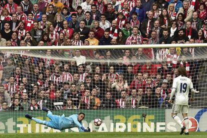 El portero del Real Madrid, Keylor Navas, intenta bloquear la pelota durante el partido de la Liga española de fútbol entre el Real Madrid y el Athletic Bilbao, en el estadio San Mames, en Bilbao.