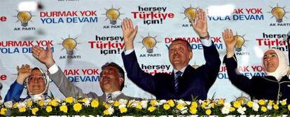 Erdogan y Gül celebran el triunfo flanqueados por sus esposas