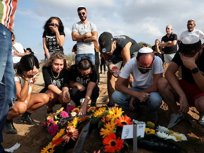 Un grupo de personas llora por una mujer que murió en el primer ataque de Hamás, el 10 de octubre en Asheklon (Israel).