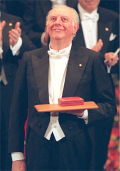 Dario Fo, en el momento de recibir el Premio Nobel en 1997.