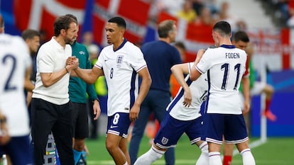El seleccionador inglés Gareth Southgate da la mano a Arnold tras sustituir al jugador del Liverpool en segundo tiempo del Dinamarca-Inglaterra.