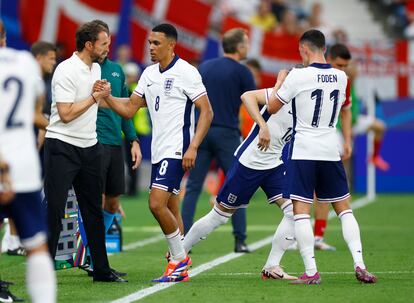 El seleccionador inglés Gareth Southgate da la mano a Arnold tras sustituir al jugador del Liverpool en segundo tiempo del Dinamarca-Inglaterra.