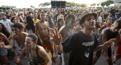 Asistentes a uno de los primeros conciertos del Festival Rototom Sunsplash, ayer por la tarde en Benicàssim.
