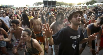 Asistentes a uno de los primeros conciertos del Festival Rototom Sunsplash, ayer por la tarde en Benic&agrave;ssim.