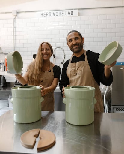 Mon Navarro y Ferrán Soler en su obrador y laboratorio de fermentos