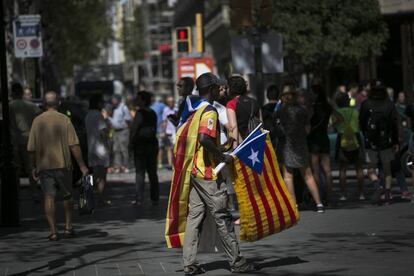 Un vendedor ambulante vende esteladas en el centro de Barcelona.