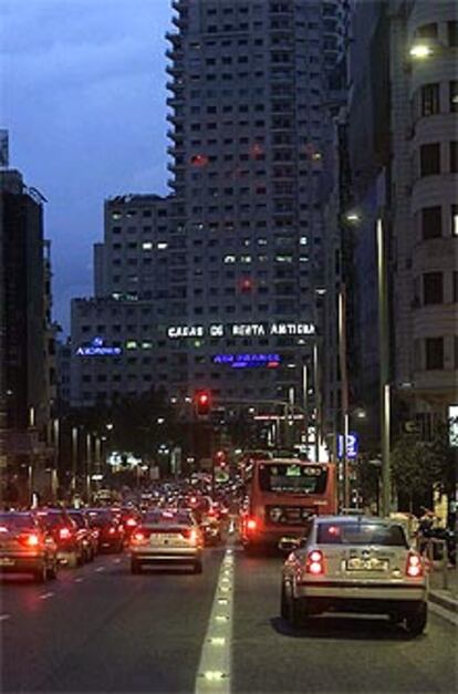 Una hilera de los <i>ojos de gato</I> que se han instalado para proteger el carril-bus de la Gran Vía.