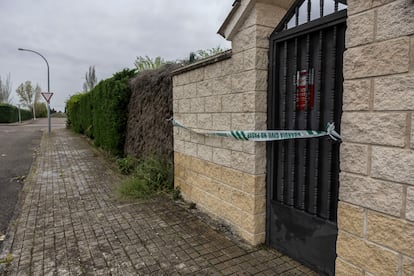 Vista de la vivienda donde un hombre de 65 años ha sido detenido tras disparar a su hijo de 37 años con una escopeta, provocándole la muerte, en la localidad toledana de Escalona.