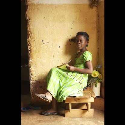 Noella Miriamu Basilwango, hija de Celestin, en su casa. Su madre abandonó el campamento cuando se casó con un parlamentario malauí. La historia fue portada de un periódico local.