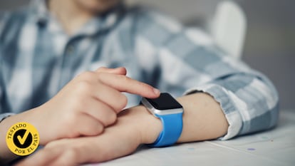 Artículo de EL PAÍS Escaparate en el que se comparan a fondo los mejores 'smartwatches' para niños de 2024.