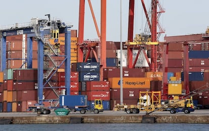 Contenedores esperando ser embarcados en el puerto de Valencia. 