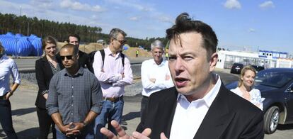 Elon Musk en las obras de construcción de la fábrica de Tesla en Gruenheidecerca de Berlín