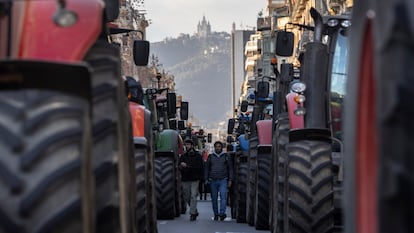Tractores en la calle Balmes, con la Basílica del Tibidabo al fondo, en las protestas del febrero pasado. 