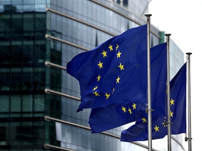 Banderas europeas fuera de la sede de la Comisión Europea, en Bruselas.