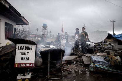 Cerca del aeropuerto de Tacloban varios dispositivos de militares filipinos buscan cadáveres.
