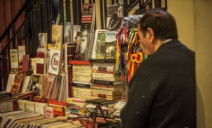 Matías Vegas, junto a su librería portátil de  Las Ventas.