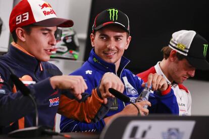 Lorenzo mira a Márquez, que gesticula, en la conferencia de prensa del GP de Gran Bretaña.