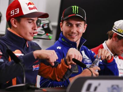 Lorenzo mira a M&aacute;rquez, que gesticula, en la conferencia de prensa del GP de Gran Breta&ntilde;a.