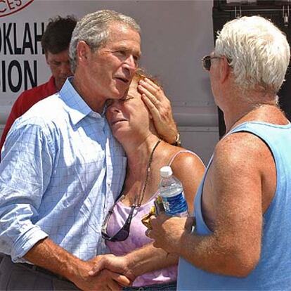 El presidente George Bush consuela a una víctima del huracán Katrina en Biloxi, Misisipí.