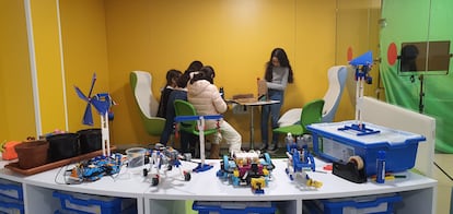 Alumnos de 5º y 6º de Primaria del CEIP Ciudad de Ceuta, trabajando en un proyecto dentro de una de sus Aulas del Futuro.