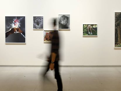 Un visitante observa unas fotos del artista Torbjørn Rødland en la exposición 'My Cartography. The Erling Kagge Collection', en la Sala de Arte Santander.
