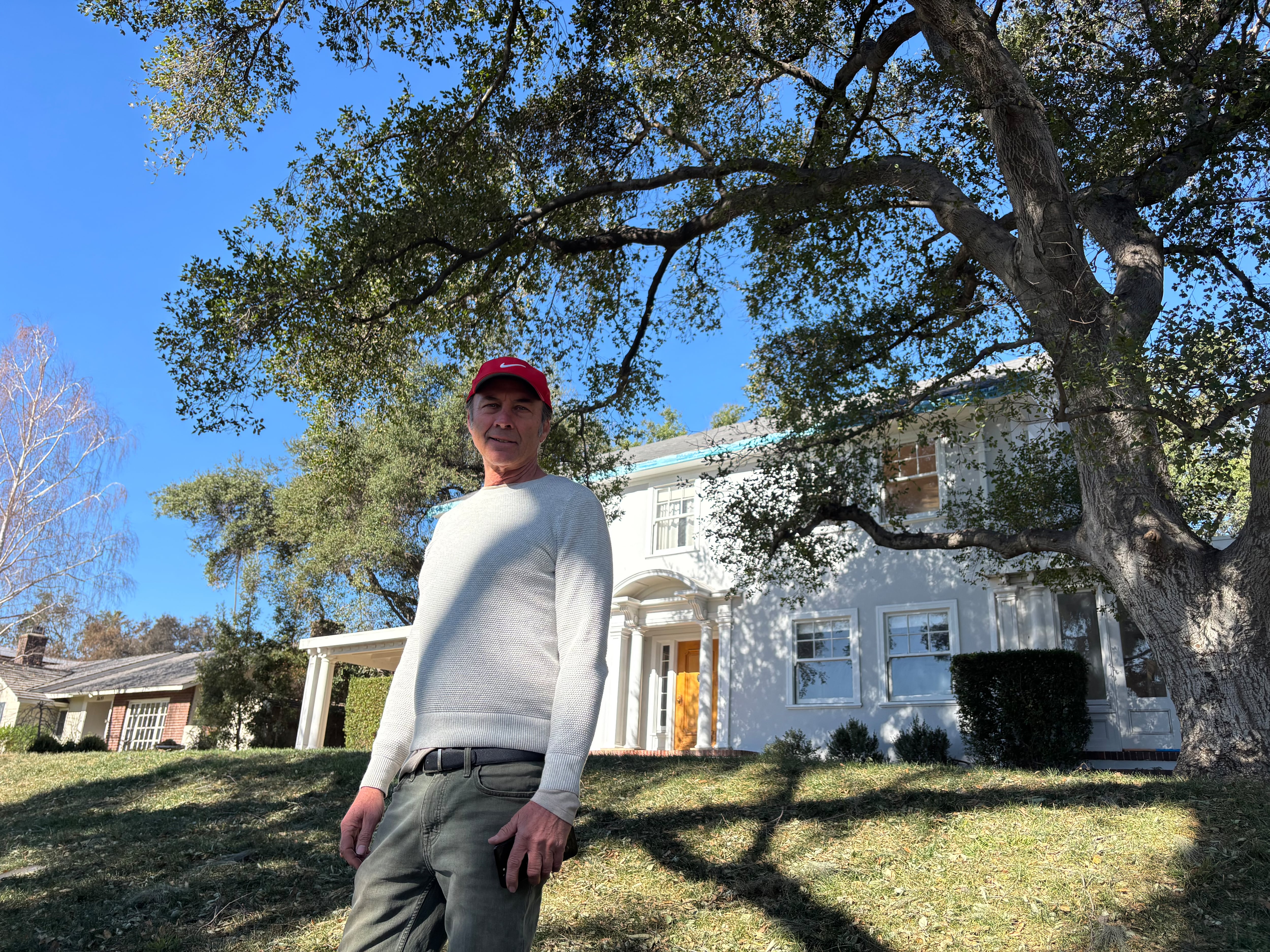 Gregory Dane frente a su casa de Altadena, que salvó de las llamas del incendio 'Eaton', el 15 de enero de 2025.