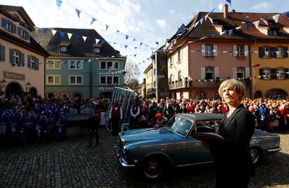 Una persona disfrazada de la primera ministra británica Theresa May participa en un desfile de carnaval en el pueblo de Staufen, al sur de Friburgo (Alemania).