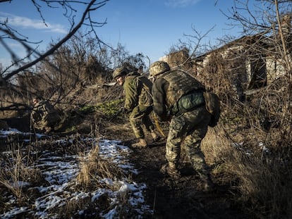 Soldados ucranianos no front de batalha na cidade de Pisky, na região do Donnbass (Ucrania).