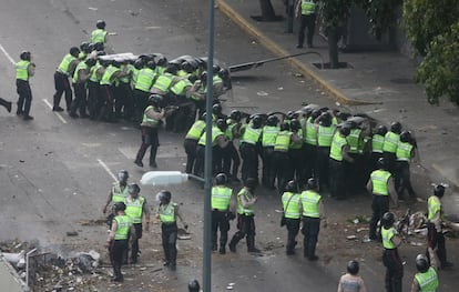 Armados com bombas de gás lacrimogênio, os policiais enfrentam os opositores, que desde edifícios próximos atiram pedras e outros objetos. Esta nova onda de protestos começou no fim de março por causa das sentenças do Tribunal Superior de Justiça, que suspendeu as competências do Parlamento