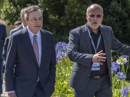 El presidente del BCE, Mario Draghi (a la izquierda) camina junto al gobernador del Banco Nacional de Bulgaria, Dimitar Radev. 