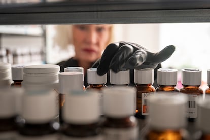 Tarros con moléculas y bacterias, en su laboratorio de Berlín.