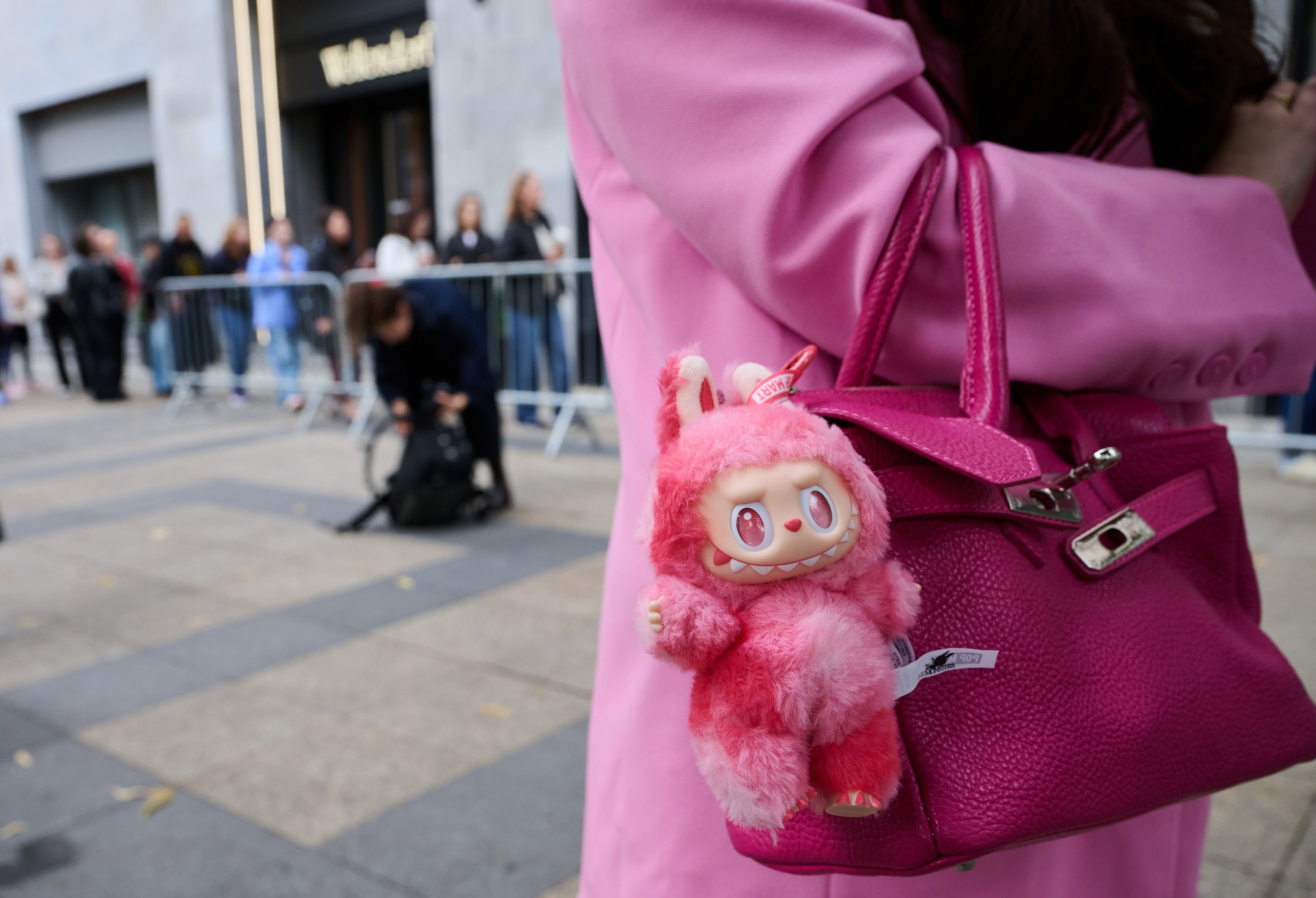 Una mujer lleva en su bolso una figura de Labubu, en Berlín, en septiembre. 
