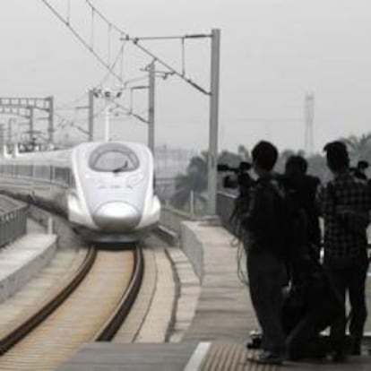 El primer tren de la línea de alta velocidad más larga del mundo llega a Cantón (China)