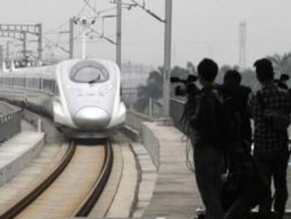 El primer tren de la línea de alta velocidad más larga del mundo llega a Cantón (China)