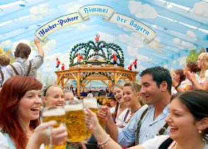 Los brindis en las carpas y las atracciones de feria son dos imágenes típicas del Oktoberfest.