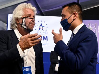 El cómico Beppe Grillo, fundador del M5S, habla con Luigi Di maio, ministro de Exteriores y último líder del partido, en Roma, este septiembre.