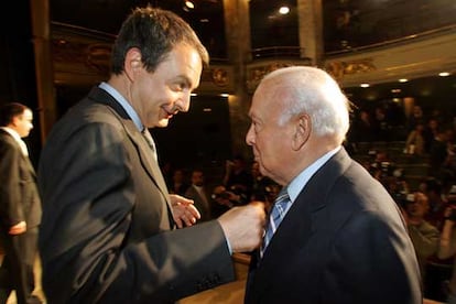 El presidente del Gobierno, Jos Luis Rodrguez Zapatero, con el presidente del Grupo PRISA, Jess de Polanco. Polanco ha elogiado de los premiados su periodismo independiente, honesto y veraz.