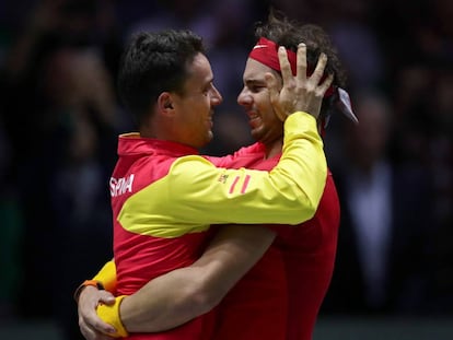 Nadal abraza a Bautista tras la conquista de la Davis