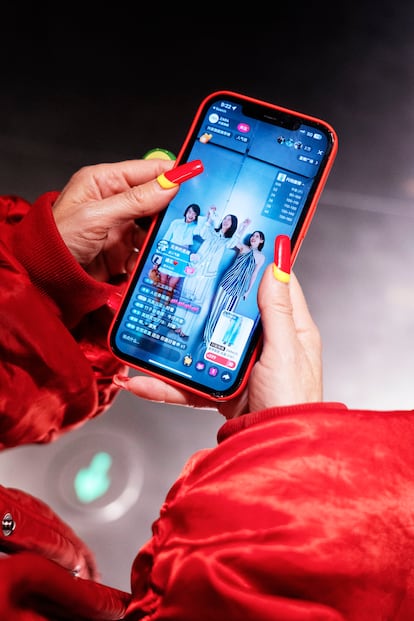 Live streaming en la red social Douyin (el TikTok chino) de la apertura de la tienda de Zara más grande de Asia, en Nankín.