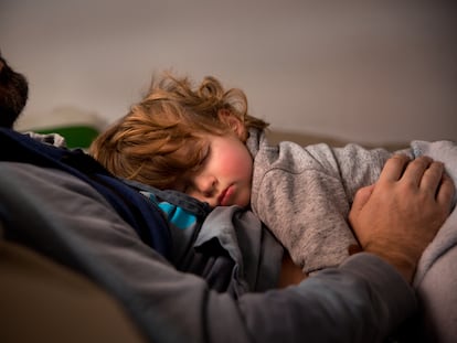 Los padres y madres deben acompañar al niño de manera sana y afectuosa, haciéndole sentir valioso.