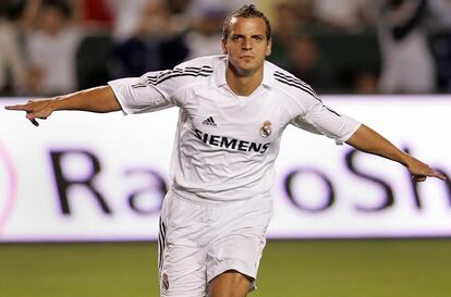 El ex madridista Roberto Soldado celebra un gol en la pretemporada 2005-2006 ante Los Angeles Galaxy. Los blancos ganaron el partido por dos goles a cero. Se marchó la siguiente temporada al Osasuna y volvió al equipo merengue en verano de 2007.