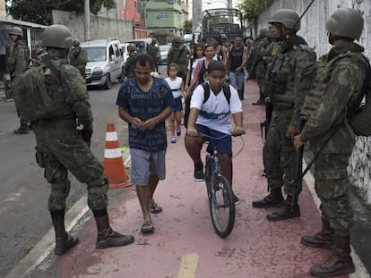 Militares fazem patrulha no Rio de Janeiro.