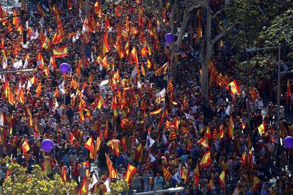 Miles de personas, en el Paseo de Gracia de Barcelona, en la manifestación convocada por la entidad Societat Civil Catalana en el centro de la ciudad bajo el lema 'Todos somos Cataluña'.