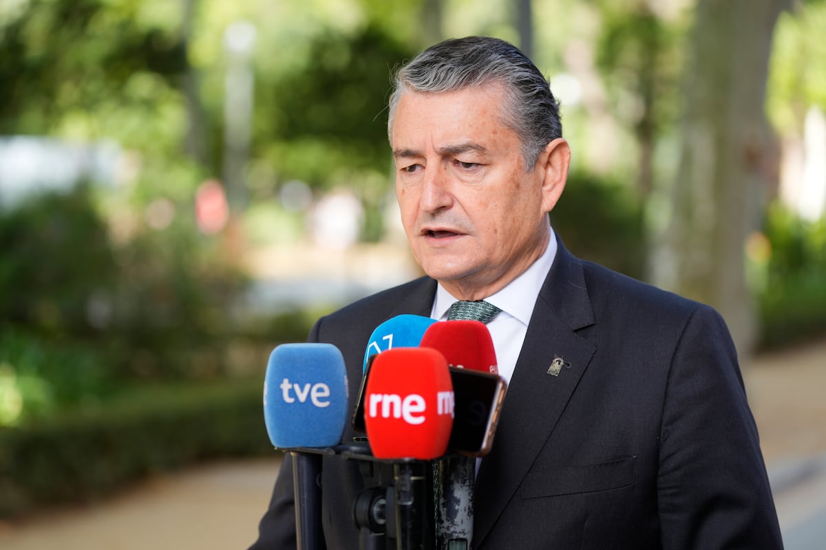 Moreno confirma a su ‘número dos’ como consejero de Salud hasta el final de la legislatura